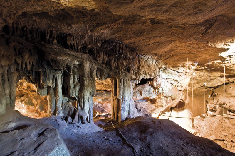 Cueva de los postes. Fuentes de León